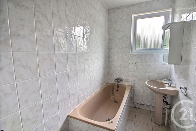 Afficher la photo en grand Appartement F3 à louer - 3 pièces - 64.63 m2 - ST AVOLD - 57 - LORRAINE - Century 21 Rond Point De L'Europe