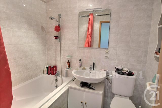 Appartement à louer - 2 pièces - 27.03 m2 - ST AVOLD - 57 - LORRAINE - Century 21 Rond Point De L'Europe