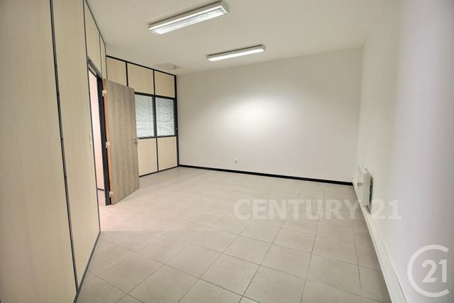 commerce à louer - 106.05 m2 - ST AVOLD - 57 - LORRAINE - Century 21 Rond Point De L'Europe