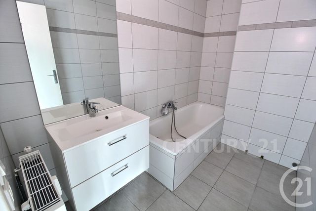 Appartement F3 à vendre - 3 pièces - 73.7 m2 - ST AVOLD - 57 - LORRAINE - Century 21 Rond Point De L'Europe